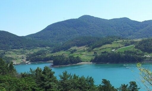 ▲금오도 심장리 미포 모습으로 장미연씨의 고향 마을이 보인다. ⓒ장미연