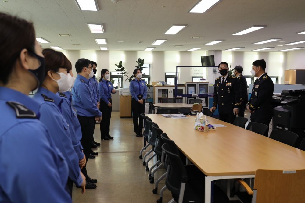 ▲ 교직원과 인사를 나누는 여인태 신임 원장