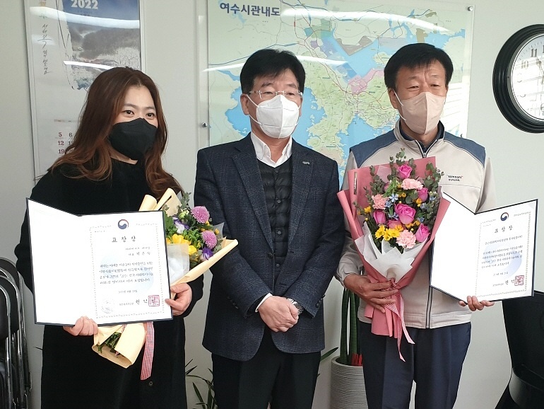 ▲여수시가 지난 27일 여수시청에서 2021년 ‘전국사회복지나눔대회’에서 보건복지부장관상을 수상한 삼남석유화학(주)여수공장 한사랑봉사단(공장장 이오식)과 파리바게뜨(여서점) 곽은숙 대표에게 표창장을 전수했다