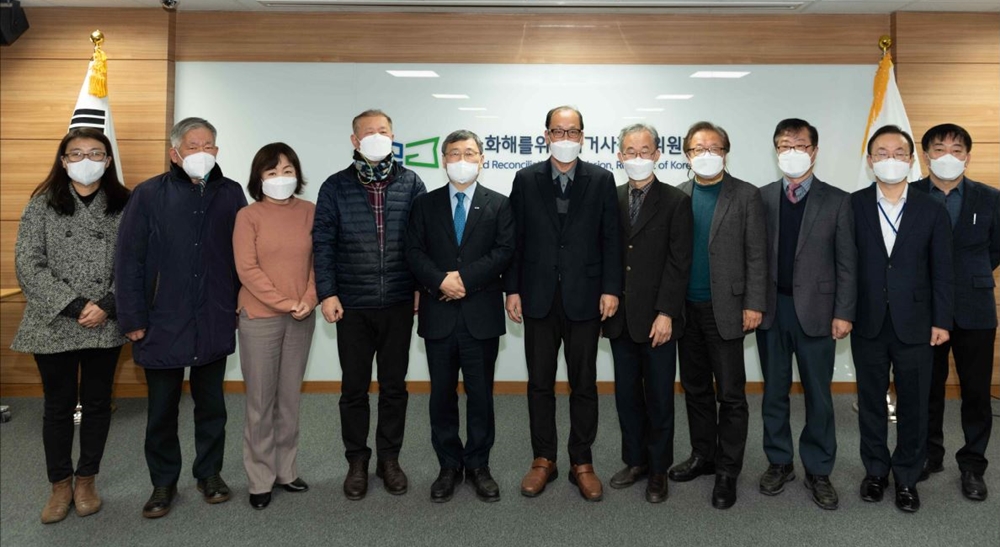 ▲ 간담회 참여자들이 단체사진을 찍고 있다