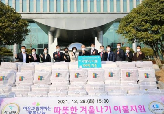 ▲여수상공회의소와 하나은행 여수지점 관계자들이 기념사진을 찍고 있다