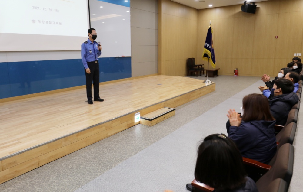 ▲ 간담회에서 공무직 근로자를 격려하는 여인태 신임 교육원장