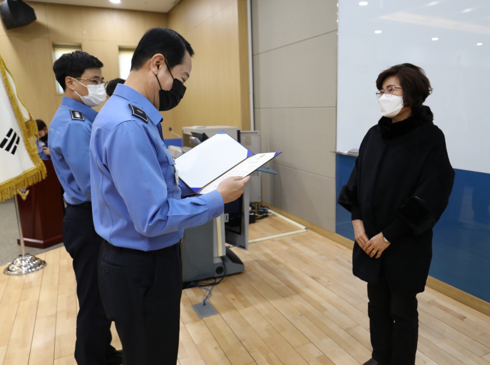 ▲여인태 신임 교육원장이 표창장을 수여하고 있다