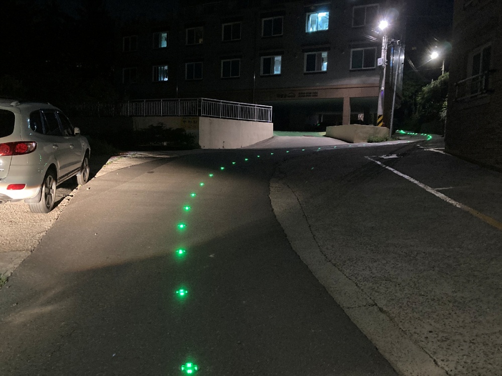 ▲ 전남대학교 여수캠퍼스 원룸밀집지역에 설치된 태양광 바닥 조명등 솔라표지병