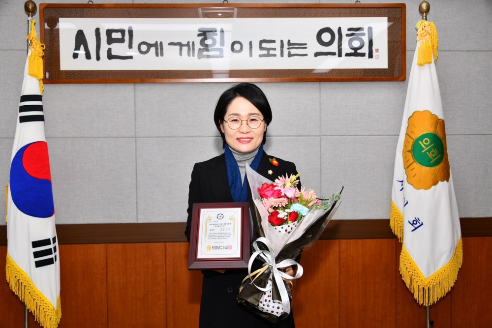 ▲대한민국 지방자치평가연계 의정대상’에서 우수상을 수상한 민덕희 시의원