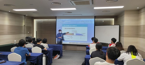 ▲천중근 강사가 직장 내 장애인 인식개선 교육을 진행하고 있다 ⓒ여수시장애인종합복지관