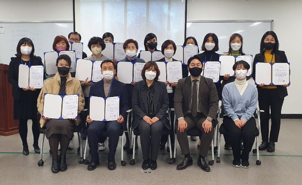 ▲‘2021 여수시 사회적경제 강사 양성과정’ 수료생 16명과 (사)상생나무 관계자들이 기념사진을 찍고 있다