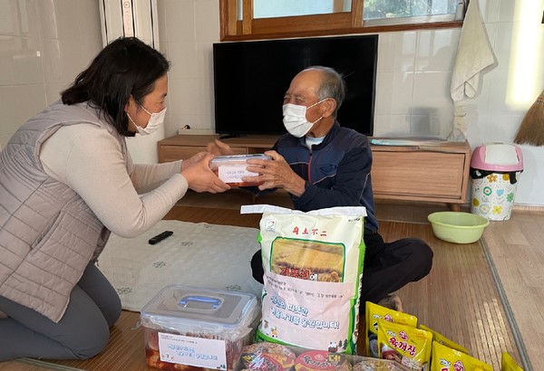▲ 도서지역 독거어르신께 김장 및 방한용품 전달