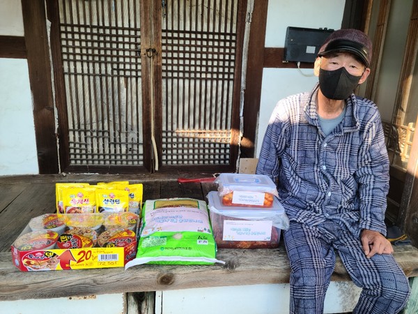 ▲ 원도심 독거어르신께 김장 및 방한용품 전달