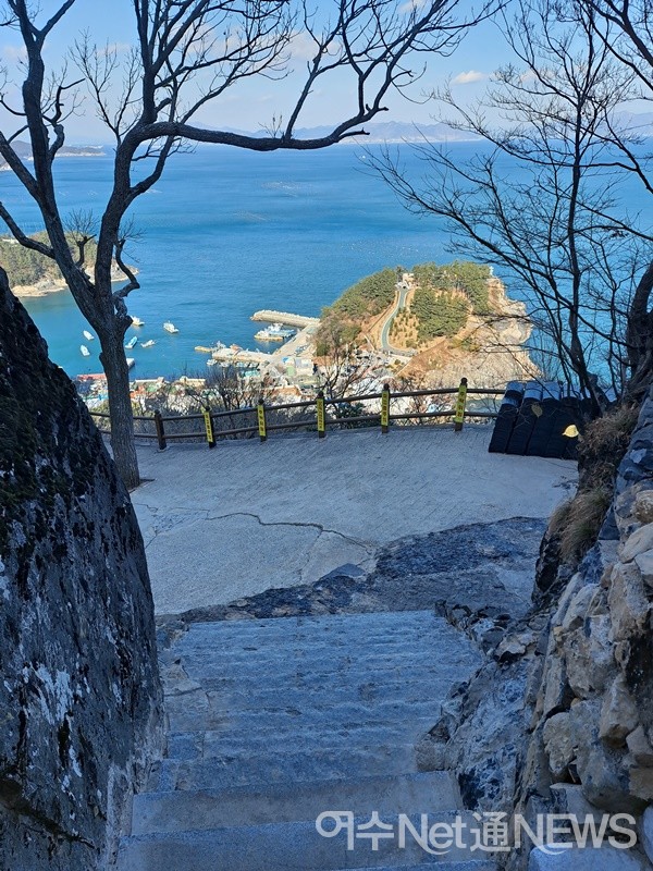 ▲ 거북이 머리에 군부대가 주둔하고 있다. 스님은 문화재 향일암 천하절경이 훼손되어 참으로 안타까운 일이라고 말했다. ⓒ조찬현