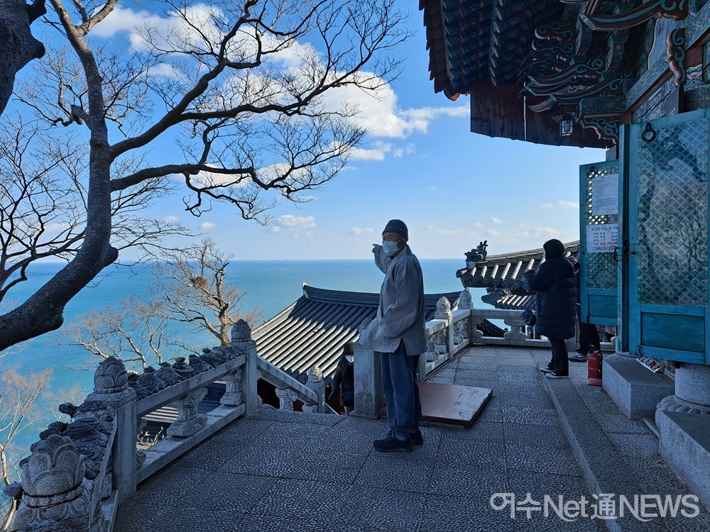 ▲ 지인 스님이 부처가 머물렀다는 바다 한가운데 떠 있는 세존도 섬에 대해 설명하고 있다. ⓒ조찬현