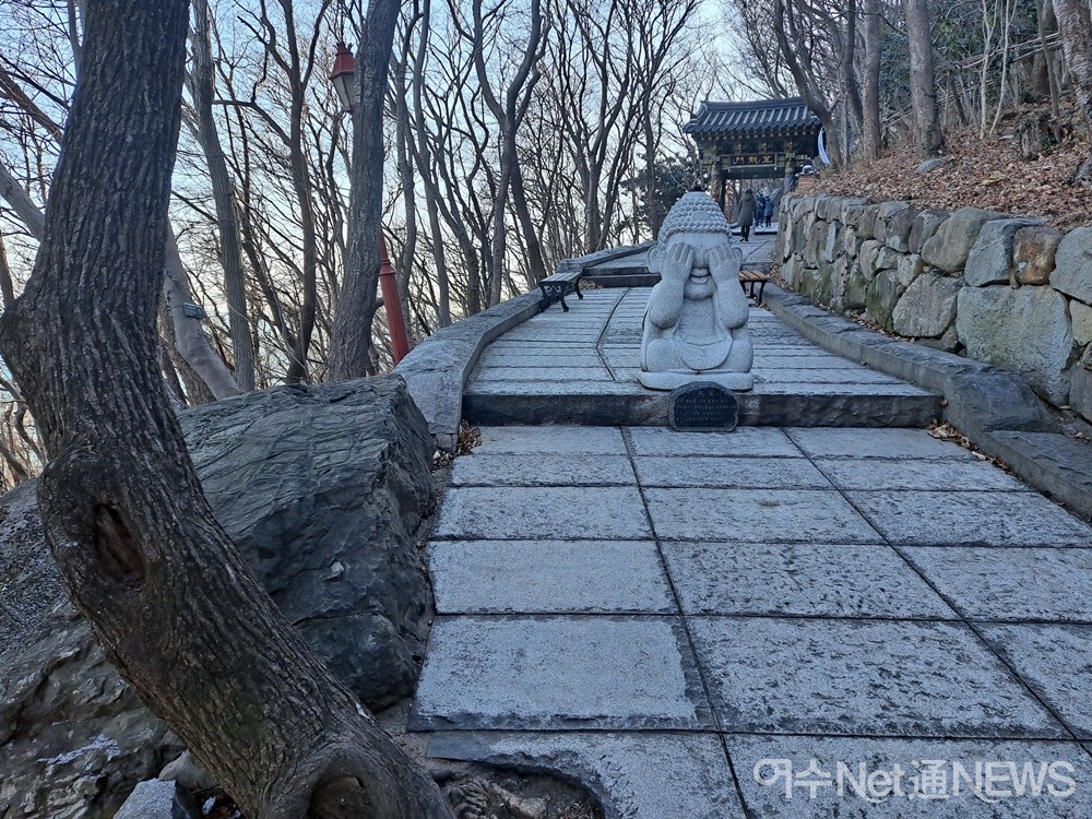 ▲언덕 계단 길에서 만난 귀여운 동자석상과 법구경 글귀가 인상적이다. ⓒ조찬현