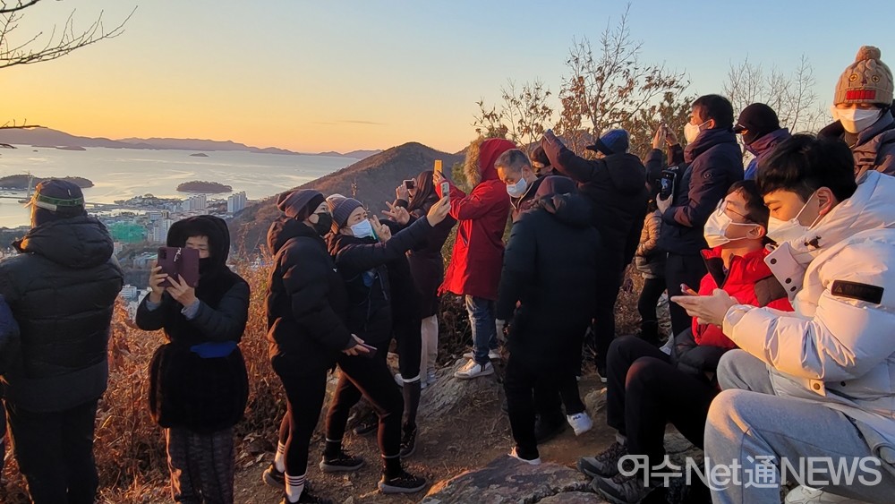 ▲새해 일출을 감상하는 시민들  ⓒ전시은