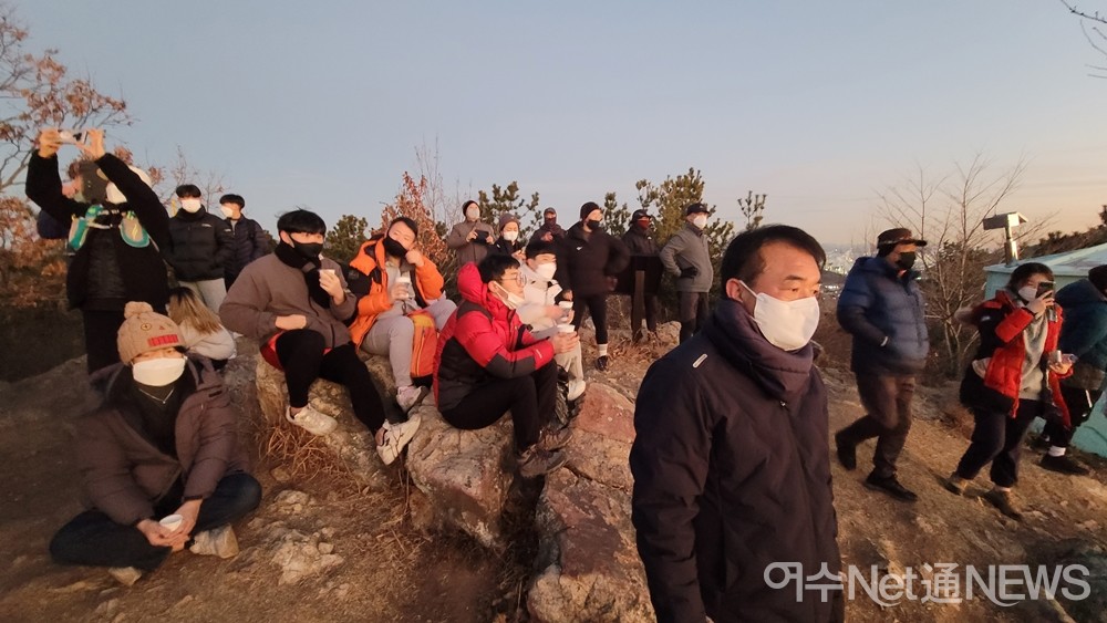 ▲새해 일출을 감상하는 시민들  ⓒ전시은
