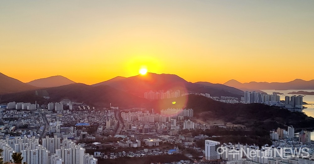 ▲1일 선원동 무선산에서 바라본 일출 ⓒ전시은