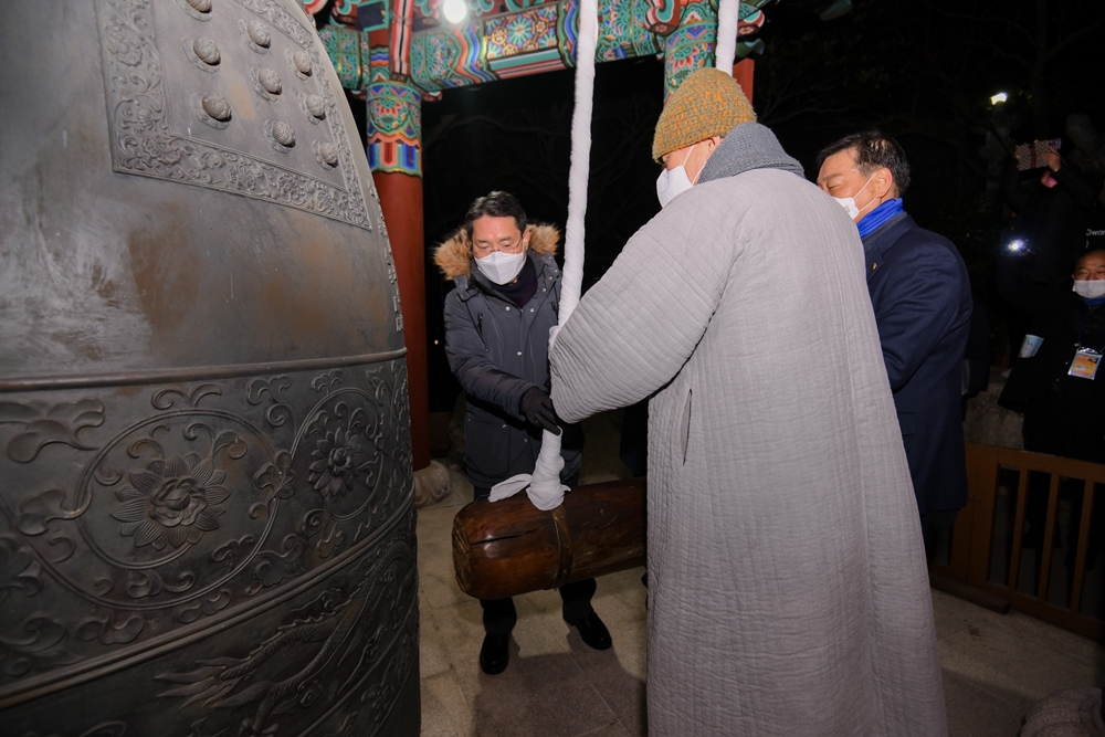 ▲제26회 여수향일암일출제에서 제야의 종 타종하는 권오봉 시장과 관계자들