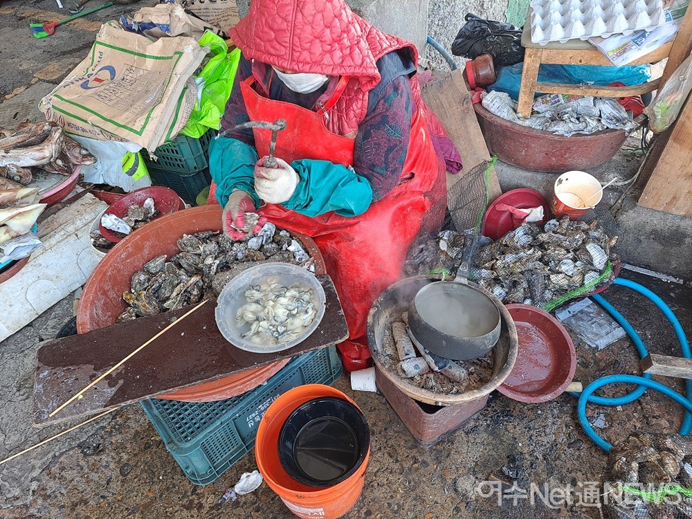 ▲ 뜨거운 물에 시린 손을 녹여가며 할머니가 굴을 깐다. 손에 물 마를 새가 없다. ⓒ조찬현