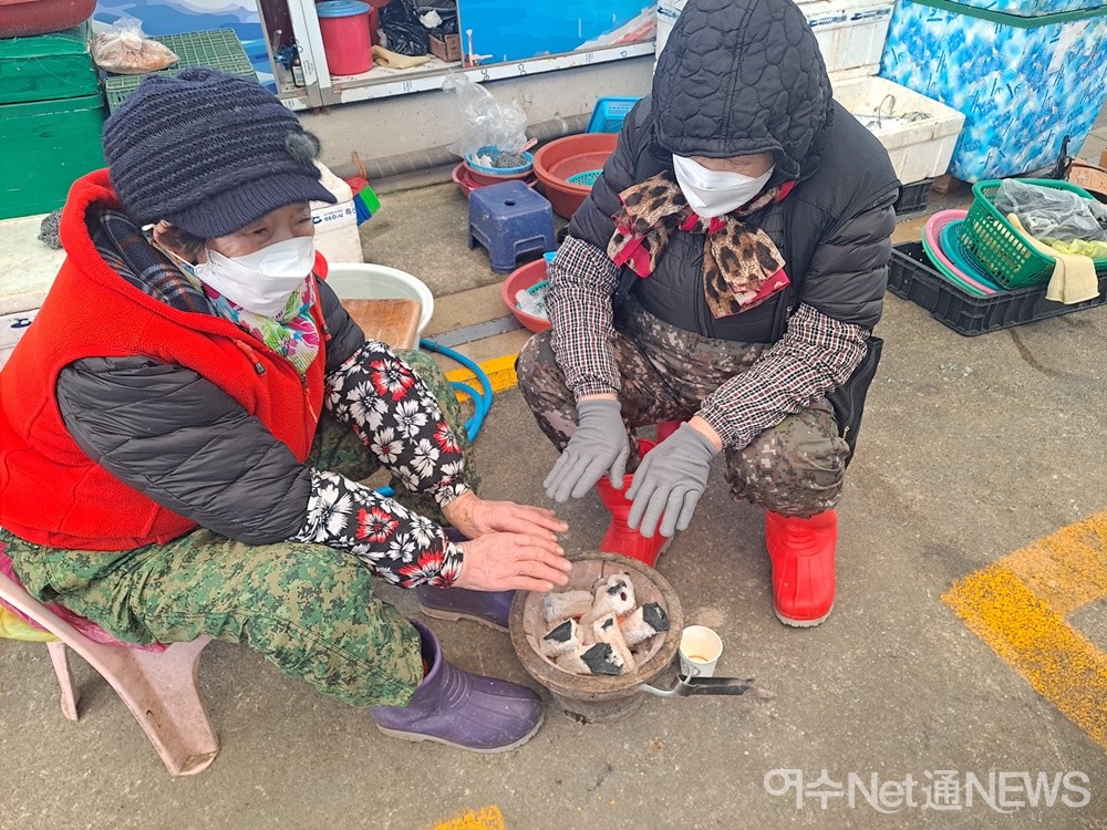 ▲영하의 날씨다. 할머니 두 분이 화로에 시린 손을 녹이고 있다. ⓒ조찬현