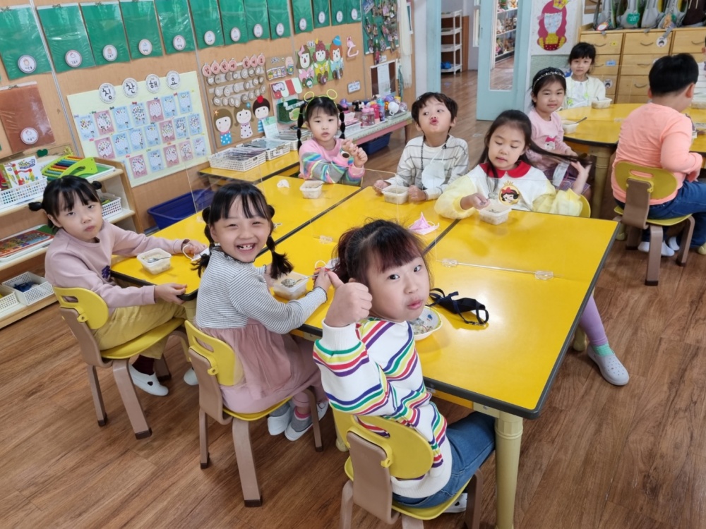 ▲여수시 어린이급식관리지원센터 ‘아침밥 먹기 캠페인’에 참여한 어린이들