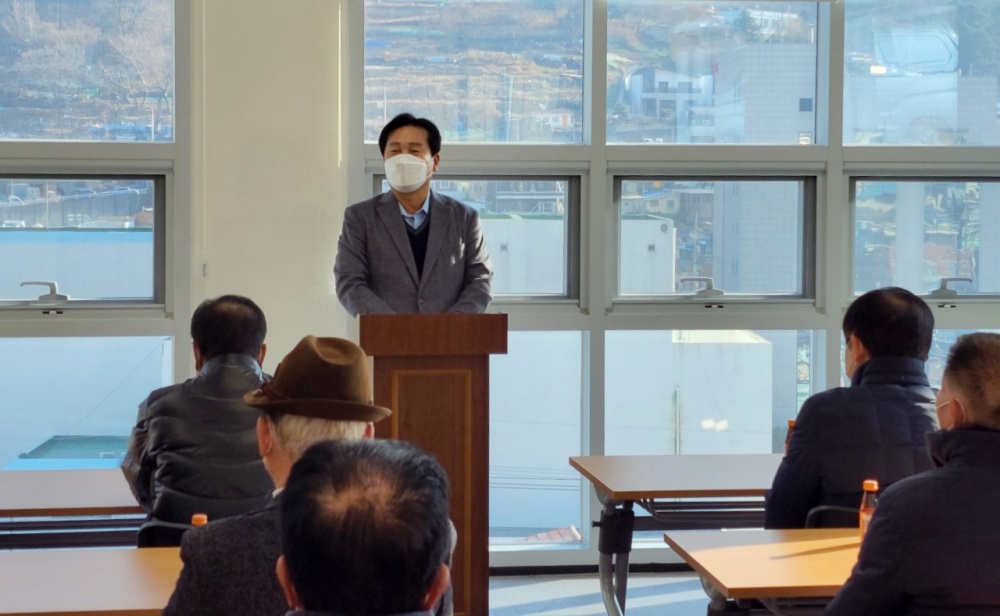 ▲지난달 23일 광림동 새뜰마을 커뮤니티센터에서 선거구 병합안 관련 주민설명회를 연 주철현 국회의원  ⓒ곽준호