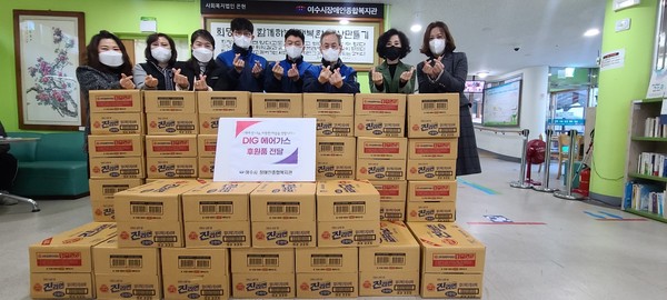 ▲ DIG에어가스(주)직원들과 함께 있는 모습