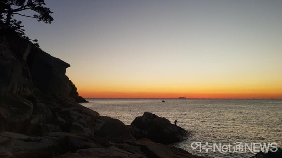▲노을빛이 아름다운 안도의 이면에는 해양쓰레기로 몸서리치는 현실이 있다 ⓒ김성수