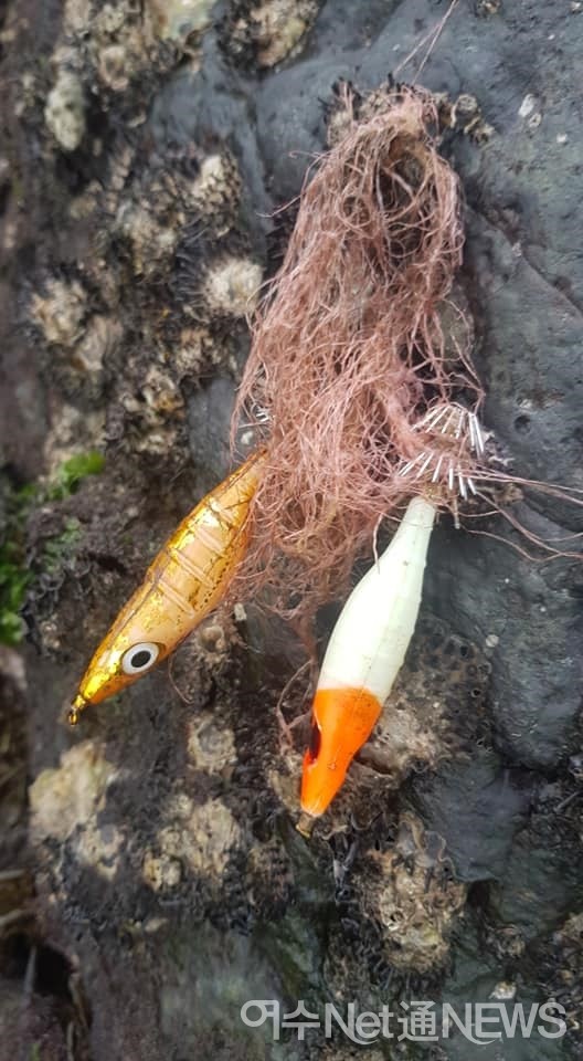 ▲낚시객이 버리고 간 낚시찌는 바위틈에서 쉽게 발견된다. ⓒ김성수