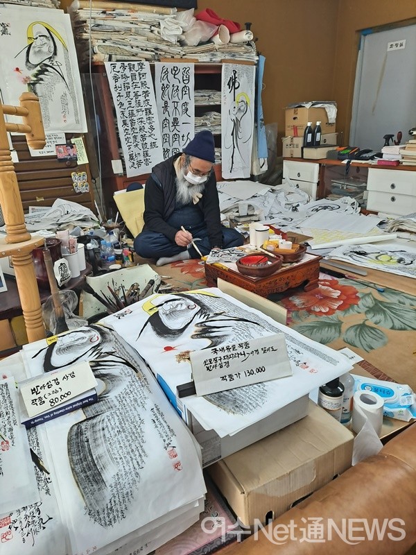 ▲ 노화가가 화선지에 달마대사를 그리고 있다. 먹물 머금은 붓에서 생명력이 느껴진다. ⓒ조찬현