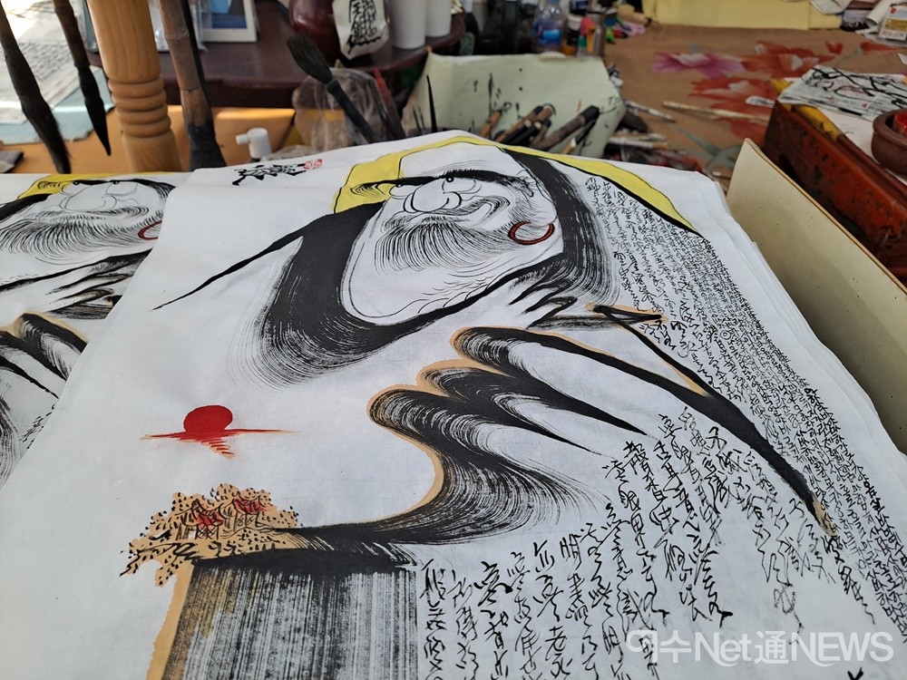 ▲ 그의 작품에는 늘 달마대사가 있다. 그 왼편에 향일암 일출이 이채롭다. ⓒ조찬현