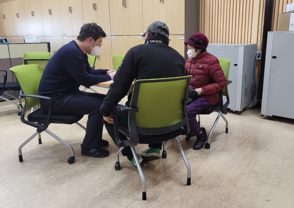 ▲‘지방세 365예약 상담소’에서 시민들이 예약상담을 받고 있다