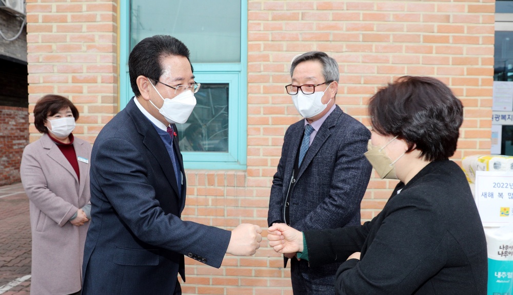 ▲구례 원광복지센터를 방문한 김영록 도지사