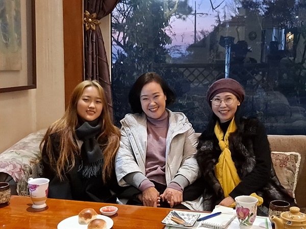 ▲ 왼쪽으로부터 위수연(고3), 수연이 엄마, 이민숙 선생님. 사진 촬영하겠다고 하자 딸과 선생님 손을 꼭잡은 수연이 엄마를 보면서 딸과 선생님을 얼마나 사랑하는 지 짐작할 수 있었다. ⓒ 오문수