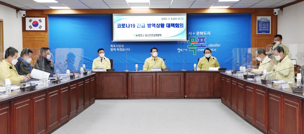 ▲5일 목포시청 코로나종합상황실을 방문한 김영록 도지사