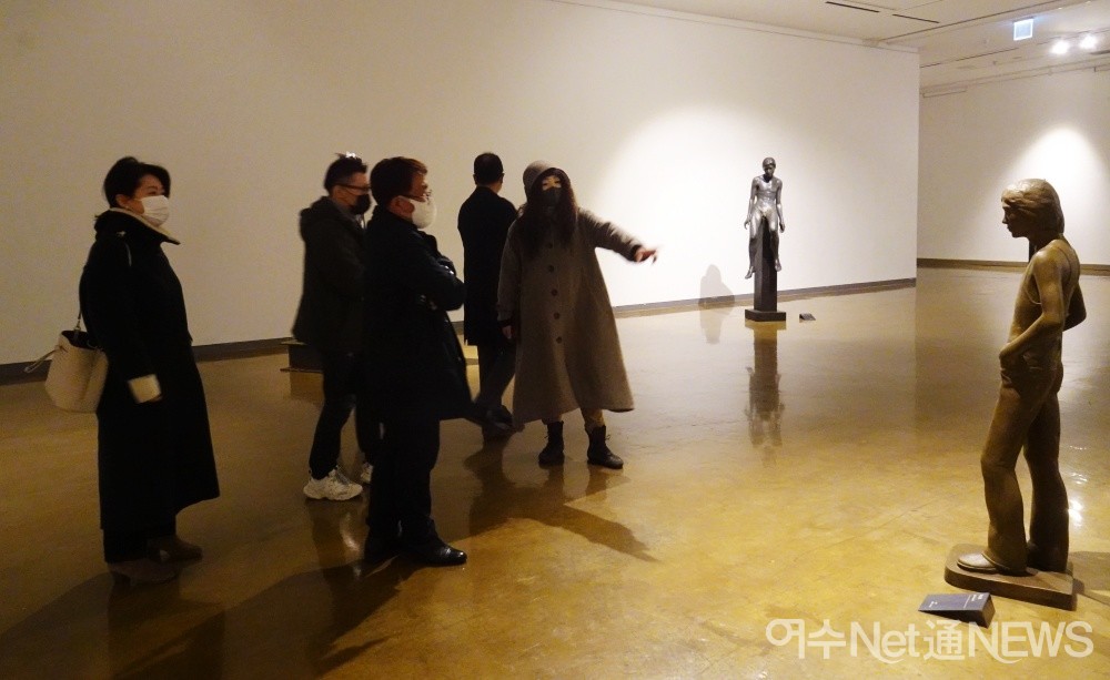 ▲ 이인혜 도슨트가 작품을 설명하고 있다 