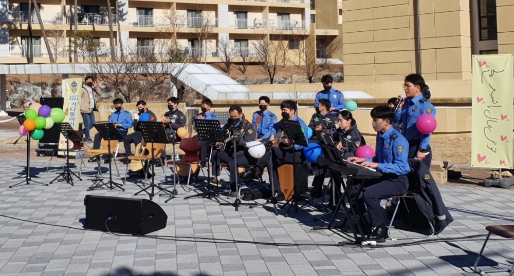 ▲여수해경교육원 내 학생 기타동아리 ‵칼립소′가 재능기부공연을 하고 있다