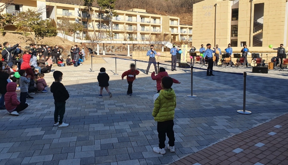 ▲여수해경교육원 내 학생 기타동아리 ‵칼립소′가 재능기부공연을 하고 있다