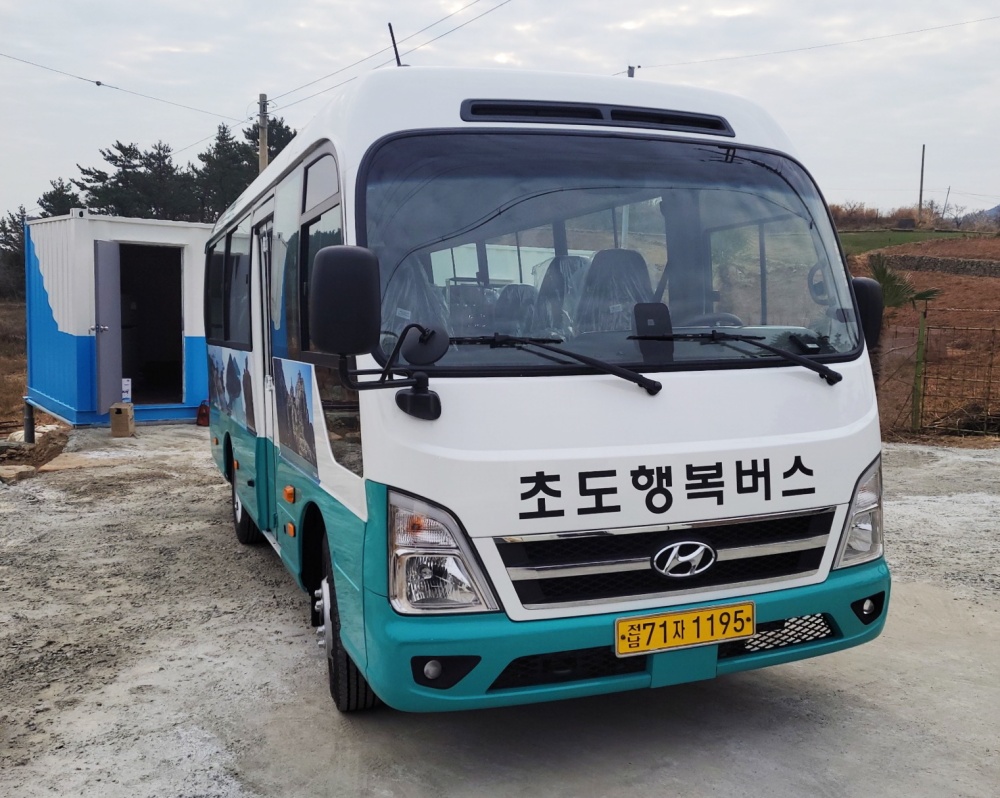 ▲이달 1일부터 초도에 도시형 교통모델 사업의 일환인 마을버스 운행이 시작됐다