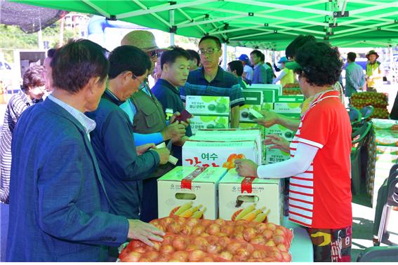화양면 주민자치센터 일원에서 열린 농특산물 직거래장터를 찾은 시민들이 농산물을 둘러보고 있다.(자료사진)