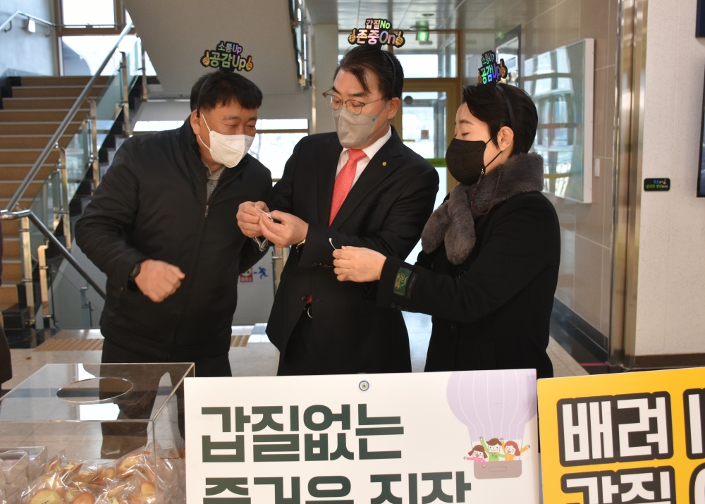 ▲포춘쿠키 속 종이를 확인하는 김해룡 교육장