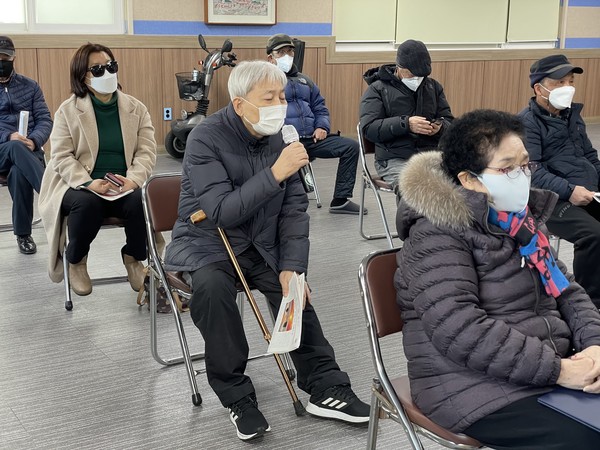 ▲ 주민기자가 마을신문 향후 발전방향 대한 의견을 제시하고 있다