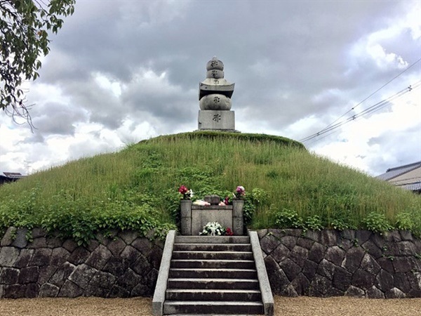 ▲  일본 교토 히가시야마구 차야마치에 있는 조선인 귀무덤으로 임진, 정유의 두 왜란 당시 죽은 조선인 12만 6천여명분의 귀와 코가 묻힌 무덤이다. 원래는 코무덤이라 불렸지만 야만적이라 하여 귀무덤으로 개명했다. 무덤 위에는 