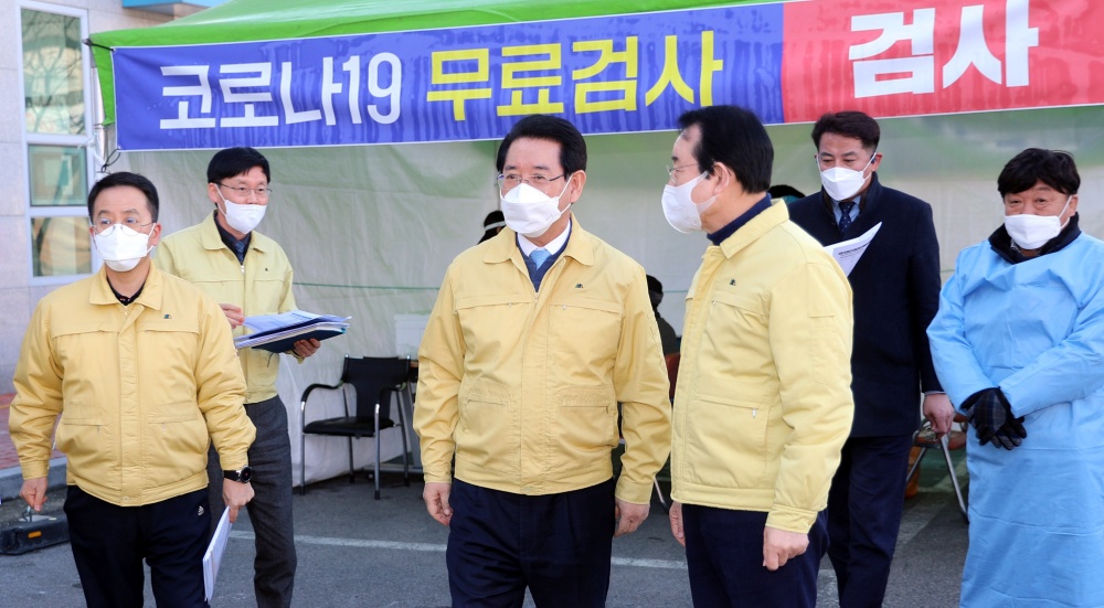 ▲전라남도와 목포시 관계자가 14일  목포시 부주동 행정복지센터 코로나 선별검사소를 방문, 방역대책 상황을 청취한 뒤 선별검사소를 둘러보았다