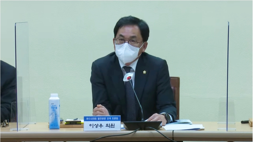 ▲이상우 여수시의회 운영위원장은 개정된 지방자치법으로 인한 시의원들의 활동방향을 설명했다