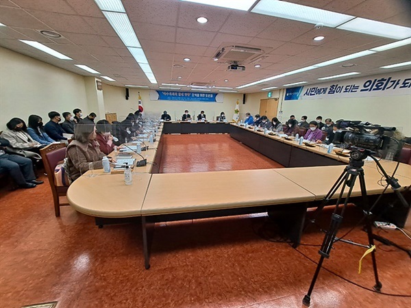 ▲ 18일(화) 오전 10시, 여수시의회 소회의실에서 열린 '여수시의회 발전방향모색 토론회' 모습 ⓒ오문수