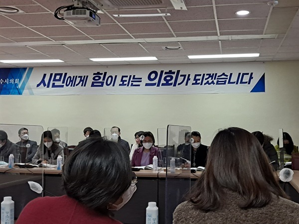 ▲"시민에게 힘이 되는 의회가 되겠습니다"라는 구호 아래 토론이 이뤄지고 있는 토론장 모습으로 많은 시민들은 구호가 지켜지길 바랬다 ⓒ오문수
