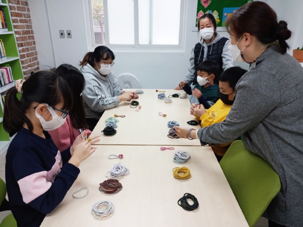 ▲‘나도 공예가’ 프로그램 참여 초등학생 모습
