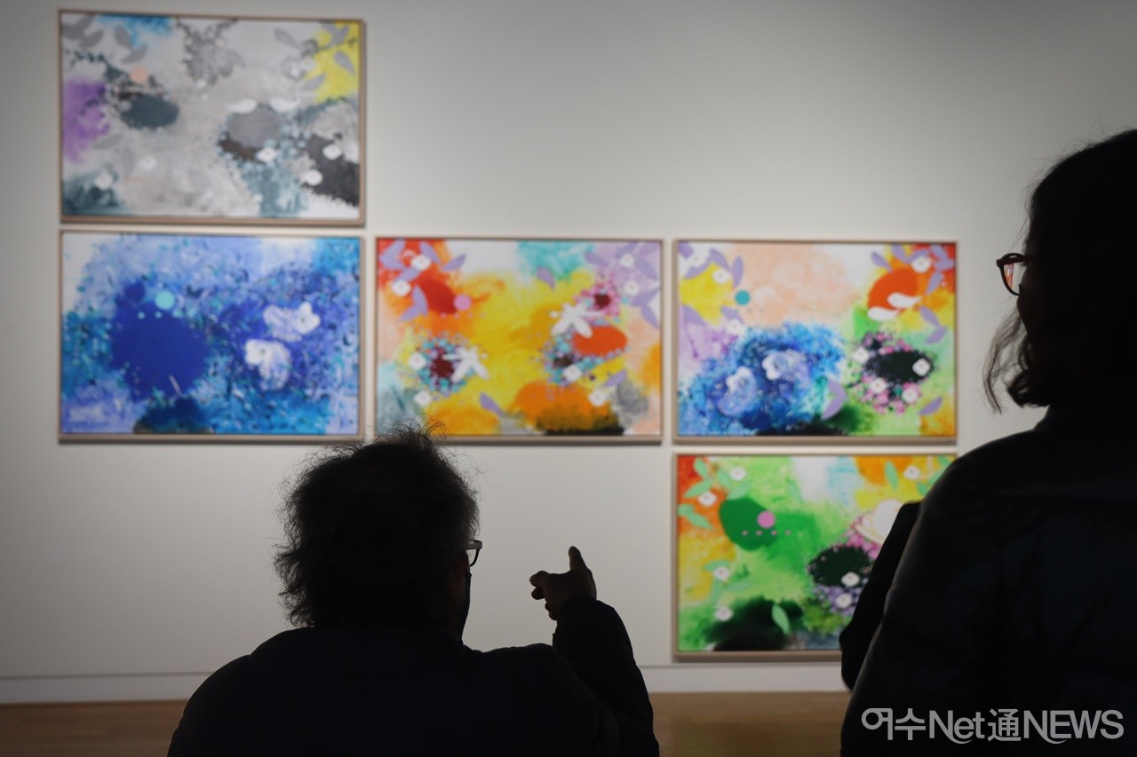 ▲ 이율배 作  '사랑노래 - 봄,여름,가을,겨울'을 관객들이 감상하고 있다  ⓒ오병종