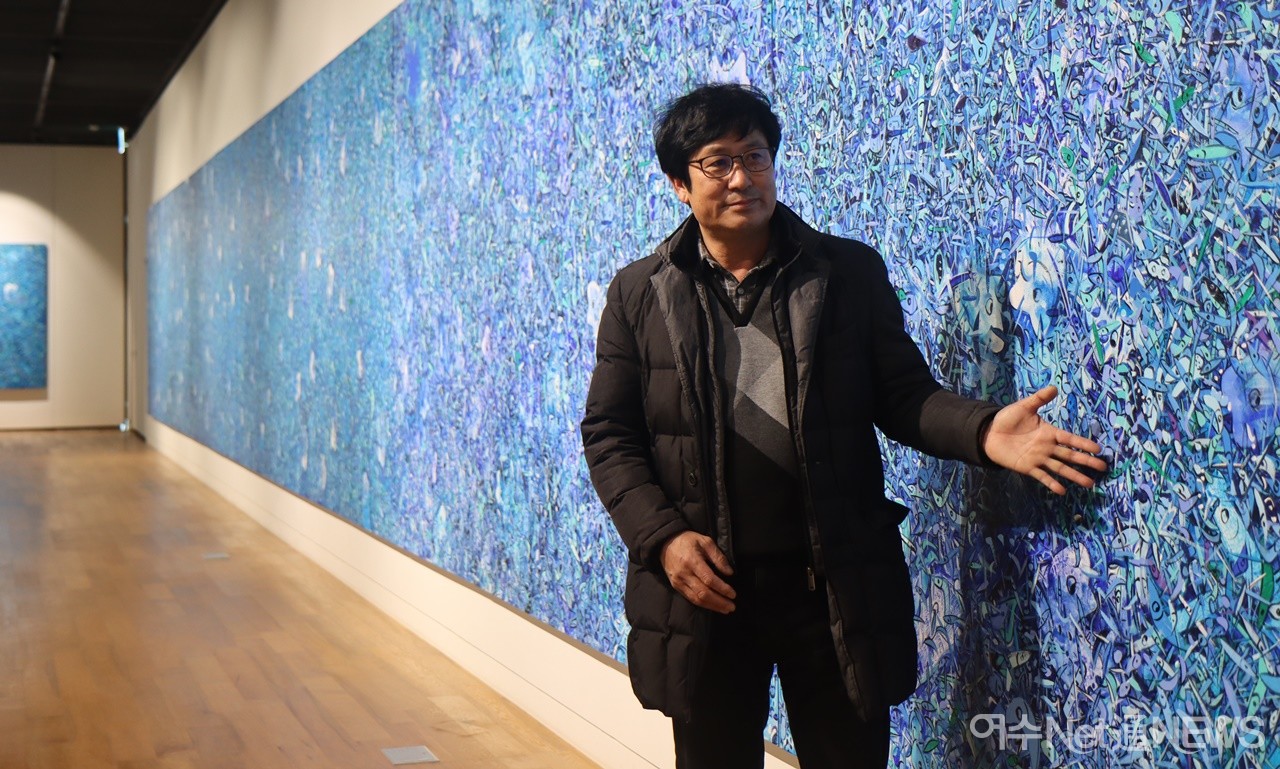 ▲초대형 작품 앞에서 작품을 설명해 주는 이율배 작가  ⓒ오병종