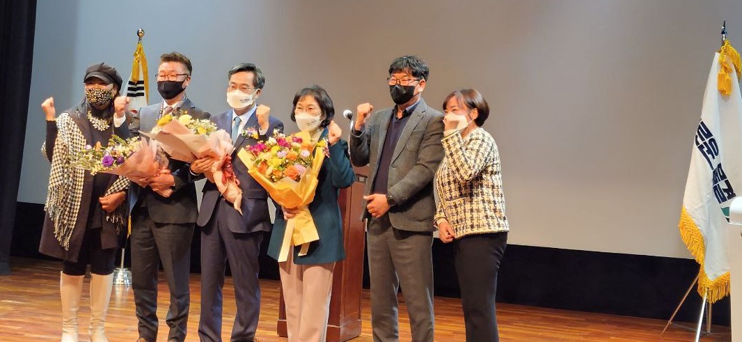 ▲김동연 대선후보가 전남도당대표(후보 죄측)와 부인(후보 우측)과 지지자들과 한컷