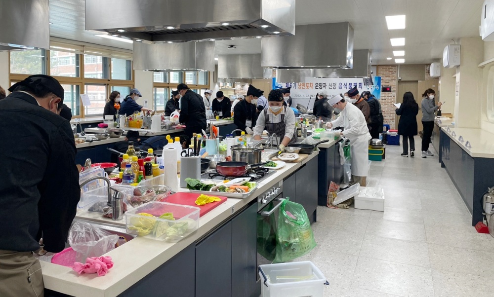 ▲여수정보과학고등학교 조리실에서 열린 음식품평회 모습